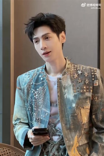 [CHÍNH THỨC] LA VÂN HI PHÁT HÀNH CA KHÚC MỚI NHÂN DỊP KỶ NIỆM 15 NĂM XUẤT ĐẠO Vào lúc 12h27' (giờ Trung), 11h27' (giờ Việt) ngày 27/12/2025 anh nhà phát hành ca khúc hoàn toàn mới nhân dịp kỷ niệm 15 năm xuất đạo👏👏👏 . Năm nay Sư Tử tặng quà cho các Thỏ lớn lắm nha, không biết đoạn hát được anh nhà spoil dưới đây có phải là bài hát mới không nhỉ😁. Các thông tin chi tiết mình sẽ cập nhật thêm nên mọi người cùng nhau hóng nhé..... | La Vân Hi 罗云熙 Luo YunXi - All for Leo Vietnam Fanpage