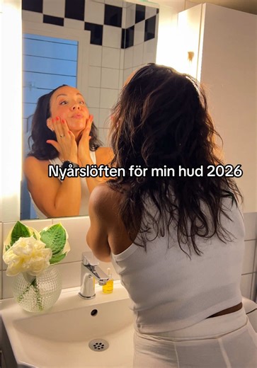 Vilka hudvårdsvanor får vi inte glömma för ett bra hudår 2026? ✨ #hudvårdsvanor #hudvård2026 #antiagehudvård #skintoksverige #glowup 🇸🇪 Tillverkat i Sverige – med full kontroll över ingredienserna Ingen massproduktion – bara äkta, genomtänkt och ekologisk hudvård 🌿