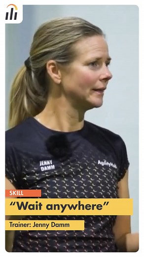 Today, Jenny Damm is back with a simple but powerful start tool: her “wait anywhere” cue. 💬 “Sometimes you just want to get going—no need for a formal stay. I give my ‘vänta’ cue, and the dog can sit, stand, or lie down. The point is: just wait.” Perfect for fast, fun repetitions without the fuss of a precise start. 🎯 Why it works: 🔹 No wasted energy holding a strict pose 🔹 Quick setup between reps 🔹 Food throws keep it exciting and motivating 🔹 Works anywhere—jumps, turns, any skill you w