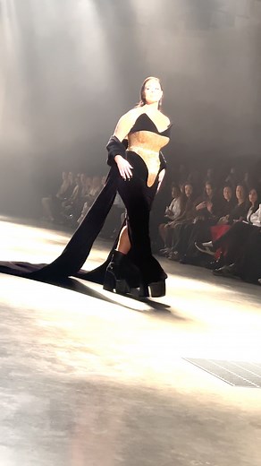 #AshleyGraham was a shimmering vision in gold at the Harris Reed SS24 show as Cosima sung to the fashion pack, kicking off #LondonFashionWeek ✨✨✨ #LFW | GLAMOUR UK