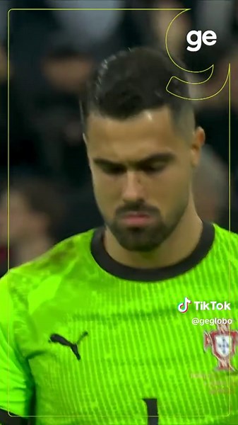 DIOGO COSTA! MONSTRO! 🔥🧤 O goleirão português foi decisivo ao pegar o pênalti de Álvaro Morata, da Espanha, na final da Liga das Nações. #portugal #espanha #nationsleague #ligadasnações #cristianoronaldo
