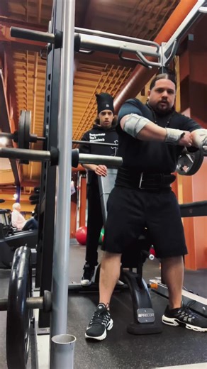 Persisten en el Press de Hombros: 225 lb x 12 Reps