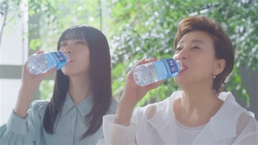 横山莉華/ linka yokoyama on Instagram: "ミネラルウォーター 天然アルカリ温泉水｢財寶温泉｣TVCM 「前田さんの秘密篇」 出演させて頂きました！ 緑あふれる、透き通るような心落ち着く空間でした。 こちらの15秒/30秒バージョンもぜひご覧ください☺️ #ミネラルウォーター #天然アルカリ温泉水 #財宝 #財寳温泉"