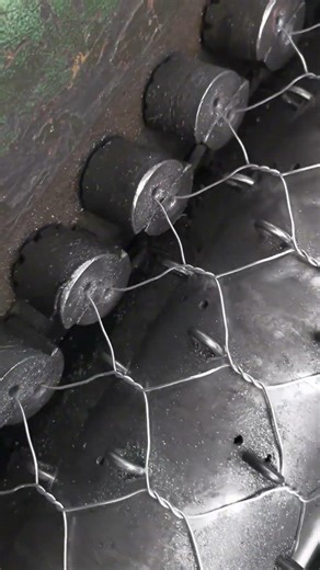 This Hexagonal Mesh Machine ⚙️