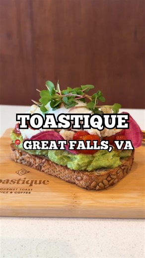 Let’s try @toastique in Great Falls, VA! A new Toastique is now open in Great Falls Center, offering gourmet toasts, smoothie bowls, and daily cold pressed juices. I stopped by to sample their menu items including: 🥤 The Defender (cold pressed juice) 💙 Blue Mystique Bowl 🥑 Avocado Smashed Toast 🐠 Tuscan Tuna Toastique gourmet toasts are customizable and they also offer gluten-free bread! They make their cold pressed juices daily which you can also buy in these cute bottles to enjoy at home. 