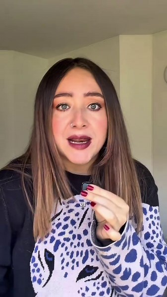 La polémica alrededor de La Reina del Flow volvió a explotar con su temporada 3. Muchos fans que amaron la historia de Yeimy Montoya, Charly Flow y Juancho Mesa sienten que el final de la serie cambió todo lo que hizo grande a la novela. La primera temporada (2018) fue un fenómeno por su trama de venganza inspirada en The Count of Monte Cristo, su música urbana y su protagonista femenina fuerte. Pero en la temporada 3 muchos espectadores dicen que Yeimy quedó relegada mientras aparecen personaje