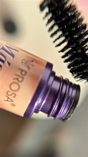 PROSA CHILE OFICIAL ®️ on Instagram: "⚡ Jeffree Star aprobó la máscara PROSA. Y si el crítico más implacable del maquillaje dice “esto funciona”, entonces el resto del mundo solo confirma lo obvio. PROSA está rompiendo el silencio, está encendiendo la conversación, y está dejando claro que el secreto mejor guardado de las estrellas… ya no se puede ocultar 🔥 ✨ PROSA está revolucionando la belleza. ¿Lista para ser parte del fenómeno? La encuentras en prosachile.cl 🇨🇱"