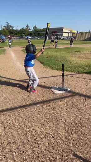 This kid’s walk-up song is money 💰 😭#teeball #baseball #dance (via @Monstie)