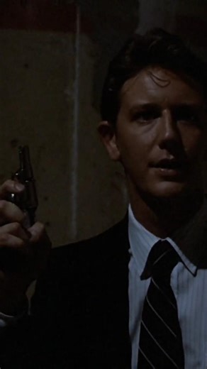 Judge Reinhold uses a Colt Detective Special. Beverly Hills Cop (1984). Martin Brest 📽