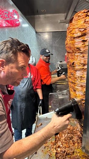 Le roi du kebab… ou presque 🥙😅 🙌 Grâce à la team @lesfreresdesbatignolles, j’ai pu faire une immersion dans un kebab ! De la conception de la broche (vidéo à retrouver sur ma chaîne lien en bio), au montage du kebab, j’ai pu me plonger dans cet univers ! Du pain à la viande, tout es fait maison ! Merci @lesfreresdesbatignolles pour cette expérience ! #food #kebab #streetfood #chef #recette | Norbert Tarayre