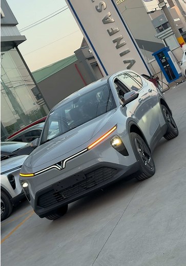VinFast MPV 7 Xám Xi Măng - Xe Giao Ngay, Ưu Đãi Tốt
