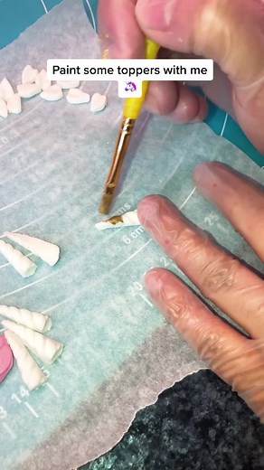 Fondant Painting Tutorial: Beautiful Unicorn Toppers