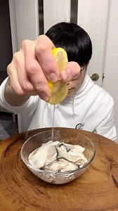 I ate raw oysters for the first time. Do you like raw oysters?🎅🏻🦪👍 35歳。今思えば人生で初めて生牡蠣を食べました🎅🏻。レモンのみで本当に上品なお味でした。ミルキー感はそんなに感じず、私は生よりカキフライなどの方が好きだなぁと感じました🎅🏻。本日も無事一日が終わり美味しいご飯を食べれたことに感謝にだ。 | kenty_cook