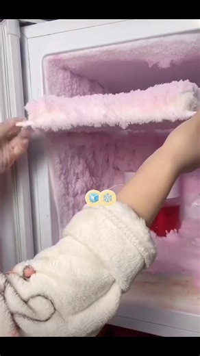 Eating ice from a freezer made with a dew-making machine (long clip).#ASMRICE #freezerfrost #freezerfrosteating #iceeatingasmr #freezer