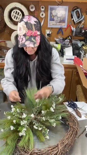 WINTER GRAPEVINE WITH A TWIST 💚🤍💚 here’s a quick project with a fun little addition at the end 💚🤍💚 #0nawhimm #viralreelsシ #fypviralシ #fypシviral #foryoupage #diywinterdecor #Christmas #wintervibes Link to supplies in the comments 💚 | On A Whimm Wreaths and Decor by Dona