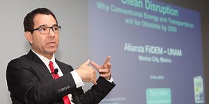 México debe abrirse a las nuevas tecnologías en energía: Tony Seba