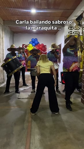 Carla bailando la maraquita a nuestro estilo sabrosooo… Somos un mariachi costeño para qué disfrutes | Mariachi costeño costa de Aragua