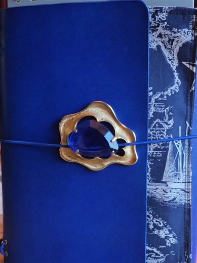 Heart of the Ocean is an A5 journal finished in a hand-dyed cobalt blue. It features a 1960s vintage charm that has been carefully adapted for leather use, chosen for its age and character. This is the only A5 journal we have ever made using our reading style fabric folio. The folio is designed for people who spend real time with their journals, keeping tools, papers, and personal items in one place so the writing experience stays uninterrupted. Made for readers, writers, and journal keepers who