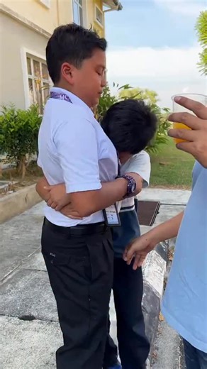 Kasih sayang antara abang dengan adik 🥺 Mesti adik ni rapat dengan abang dia kan, tapi abang dia masuk asrama… Belajar elok elok & banggakan ibu ayah okay 💚 #ERARadioNo1PalingLegit Kredit tiktok cikyuemieyue | ERA (Malaysia)
