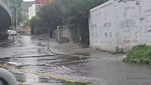 19K views · 155 reactions | #AlMomento es Noticia #Entérate #Hidalgo en Linea está en Mineral de la Reforma UNA FUGA DE AGUA DE grandes dimensiones prevalece en la esquina de la colonia 11 de Julio y bulevar Colosio, en Mineral de la Reforma. Es urgente que acuda personal de la Caasim para evitar se siga desperdiciando el vital liquido. | Hidalgo en línea | Facebook