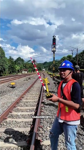 Bapak-Bapak Mainin Mainan Palang Pintu Panjang Depan Kereta Apinya #palangpintukeretaapi