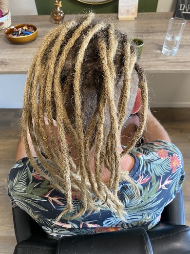 Maintenance time! Job has a cool mohawk with dreadlocks! 🤩 We created his dreads about 2 years ago. They are mostly all his own hair, except for the front 3 dreads, which were a bit too short to fit in a ponytail when we started his dreads. He came to the salon again to get the dreads sorted and Diane did a great job with the maintenance as always! His dreads are looking great and refreshed now!✨ And what can we say more? We just love dreadlocks on men! 🤎 PS And on everyone 😉 And how much do 