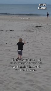 Ce petit garçon marche sur la plage pour la première fois | Instantparoles