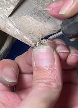 How Bulgari Serpenti Bracelets Are Assembled #bvlgari #jewelry #bvlgaribracelet