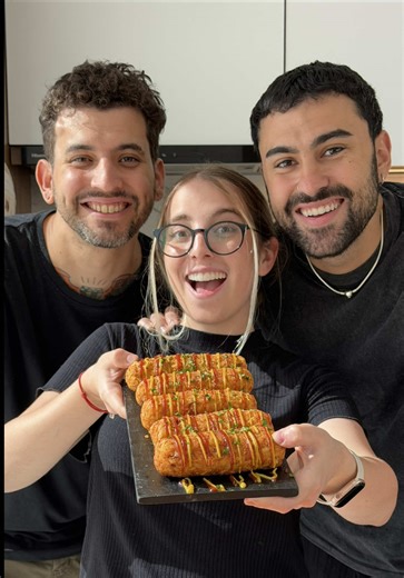 SALCHICHAS CON PAPA CROCANTE: la receta que necesitabas 🤯🔥 . Nos juntamos a cocinar con @Armando Esquivel y salió esta locura: salchichas cubiertas con una mezcla de papa que van directo al aceite y quedan doradas, crocantes y con un interior súper suave 😮‍💨 . Es de esas recetas que arrancan como “probemos esto” y terminan siendo un 10 total. . INGREDIENTES: - 6 Salchichas 🌭 - 4 Papas Medianas 🥔 - 1 Cebolla Blanca 🧅 - 4cdas de Pan Rallado 🌾 - 2cdas de Almidón de Maíz - 2cdas de Harina 00