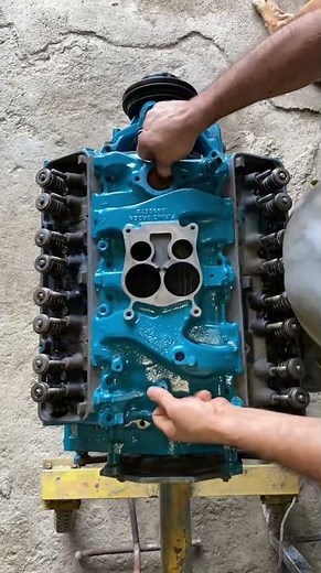 🧑🏽‍🔧 #intake manifold installing on the #sbc #chevy 350 engine #shorts
