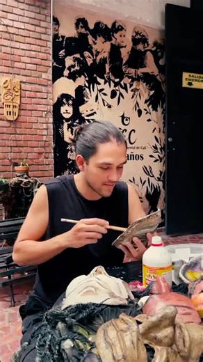 El teatro Experimental de Cali extiende la invitación a su primer taller del año. Experimentando la Máscara Elaboraremos máscaras y con ellas exploraremos el conflicto de la escena. Todos los sábados de marzo de 3 a 6 pm aquí en el TEC. Este taller cuenta solo con 10 cupos, así que inscríbete pronto por un valor de $120.000 que incluye los materiales.#teatro #teatroexperimentaldecali #enriquebuenaventura #teatrocolombiano #cultura #temporada #cali #creacioncolectiva #teatrocali | Enrique Buenave