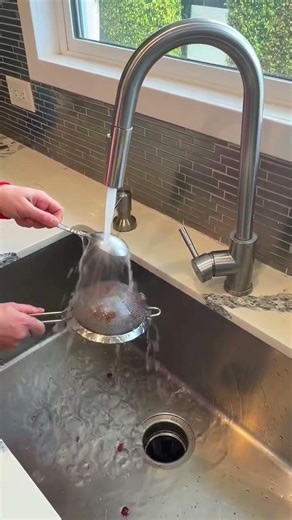 A simple way to rinse a colander faster is to use something already in your kitchen #parenthack