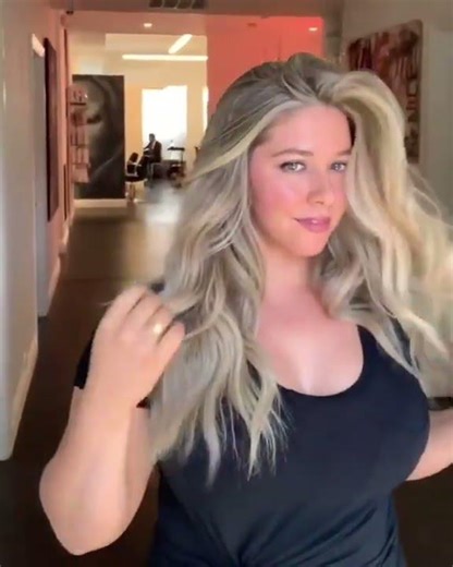 Plus-Size Model Walk Confidence #trending #viral #youtubevideo