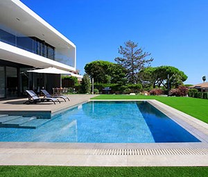 Overflow Pools and Porcelain Grates | Rosa Gres