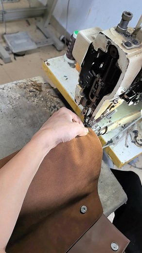 🎥✨ Crafting Our New Suede-Texture Bag — High-Post Sewing in Action! 👜 Here’s today’s workshop moment: our team is using the high-post sewing machine to stitch a brand-new suede-finish bag. This material needs steady hands, slow control, and clean lines — and our workers make it look effortless. In our full-process factory, we do everything in-house: ✔️ Custom designs & new developments ✔️ OEM / ODM production ✔️ Private label / branding ✔️ Ready stock and wholesale If you’re looking for a fact