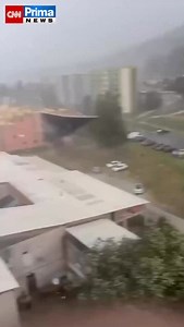 76K views · 5K reactions | Pondělní extrémní bouřky se silným větrem napáchaly značné škody na mnoha místech na východě Slovenska. Vítr tam lámal stromy, některé domy připravil o střechu. Desítky tisíc domácností zůstaly bez elektrického proudu. Video zachycuje ničivou sílu větru ve městě Gelnica.  Oliver Zahuranec | CNN Prima NEWS | Facebook