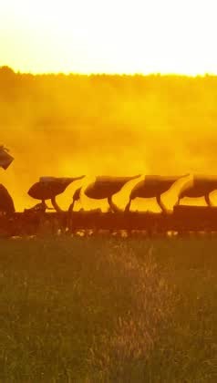 🚜🌱 MULTI-CHALLENGER XT – ein Pflug im Großformat 🚜😎 Mit seinen bis zu 14 Pflugkörpern ist der MULTI-CHALLENGER XT der bisher größte von KUHN entwickelte und gebaute Pflug. Gebaut für maximale Produktivität: ✔️ konstante Tiefe dank optimierter Bodenanpassung ✔️ integrierter Packer DUOLINER ✔️ anhebbares Heckteil für kurze Vorgewende ✔️ einstellbare Schnittbreite von 35 bis 50 cm ✔️ Arbeitsscheinwerfer (optional) für perfekte Sicht bei Tag und Nacht be strong, be KUHN 💪 | KUHN Landmaschinen