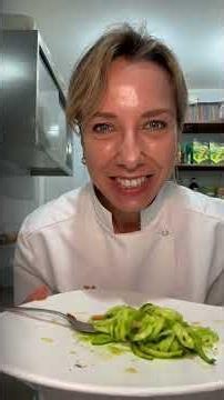 Scelte: spaghetti di zucchine con crema di piselli e fragole spadellate