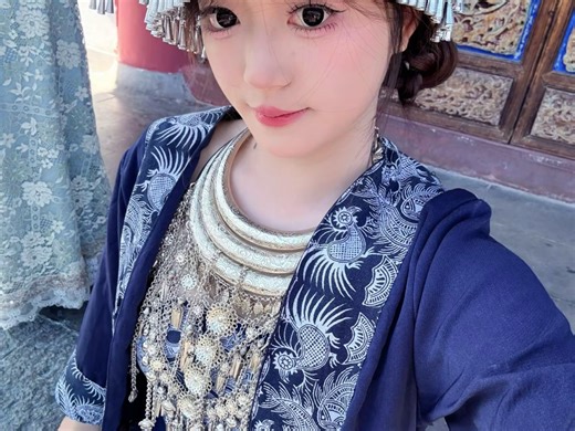 银铃作响如潭水 白银发冠钗摇晃
