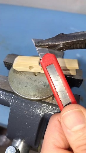 2.6K views | How to make a great DIY wire stripper from a clothespin. Electrician tips and tricks that work really well #diy #tools #tutorial #diycraft #diyproject #tipsandtricks | King of lions | Facebook