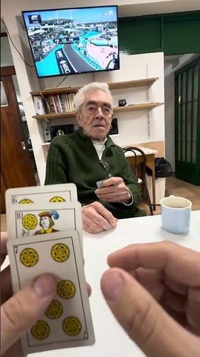The Masters of Argentinian Truco, Santi vs Don José, play the last points by envido and truco