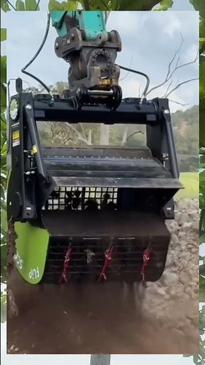 How the Soil and Rock Screening Bucket Works on an Excavator #excavator #lodingsoil #heavymachinery
