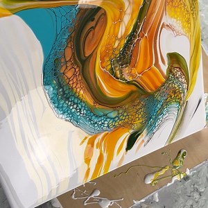 I felt the change coming for a while. It was tough not forcing it and just ride the wave of creativity until I finally dared the step of stepping out. The time has to be right and all I do is trust myself and the process. Stepping away from darkness of space into the sun. Let’s see where it takes us! #fluidart #abstractart #acrylicpouring | WinterStrom.art