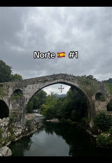 Asturias y Cantabria tienen un encanto especial! 📍Cangas de Onís: ciudad preciosa con el mítico puente romano y la cruz de Pelayo. Desde aquí parten muchas excursiones, como a los lagos de Covadonga. 📍Lagos de Covadonga: Espectaculares, si el tiempo acompaña. Si puedes, es mejor hacer la excursión con guía. 📍Santuario de Covadonga: lugar al que se debería ir al menos una vez en la vida. 📍Teleférico de Fuente Dé: famoso, pero menos conocido generalmente. El paraje es inmejorable y arriba las 