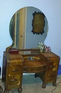 41K views · 277 reactions | Others would throw it away, but he had other plans! The master changed an old vanity table dating back to the 1940s beyond recognition! He shared the before-after photos and stormed the Internet! This is what creativity is! See what it looks like now in the comments!⤵️ | History Dosage | Facebook