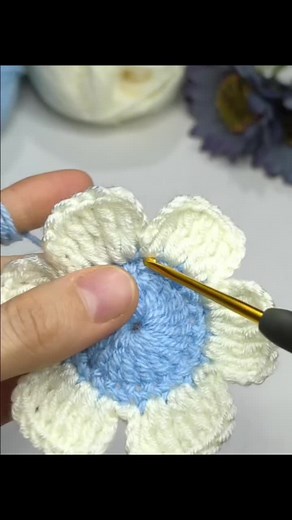 Beginner's Guide to Crochet Flowers: Step-by-Step Tutorial