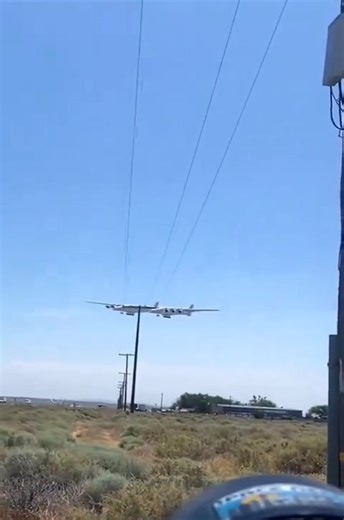The Stratolaunch landing. Born from an idea by Paul Allen, it has the largest wingspan in the world (385 feet), dual fuselages and 6 engines. | Extraterrestrials And Contactees