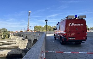 Mann (20) über Brüstung gestoßen: Festnahme auf der Steinernen Brücke in Regensburg