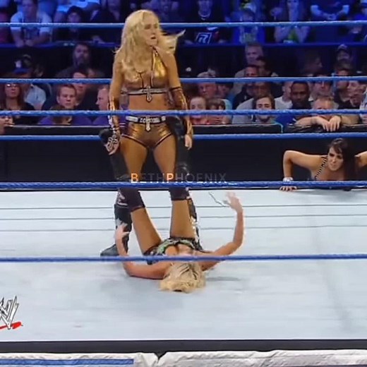 Beth Phoenix vs Kelly Kelly: WWE Smackdown Fight