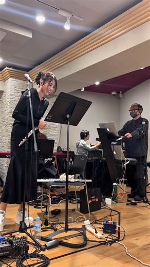 SUAI on Instagram: ". 12/21 XMAS LIVEのリハ風景をまとめました🎸❤️‍🔥 私的見どころはご飯じゃんけん笑 (音アリで！) 2025ラストライブは新曲だったり、Brisaお披露目だったり、プレゼントコーナーだったりと盛りだくさんです💗 いつもはスタンディングライブですが、この日は珍しい全席着席です！ 楽しみだー🎅！ チケット残り数枚！ 【Christmas Party 2025】 📅2025年12月21日（日） 📍下北沢440 four forty ⏰OPEN19:00 / START19:30 🎫 https://t.livepocket.jp/e/lrd20 . . . #flute #リハ #musiclife"